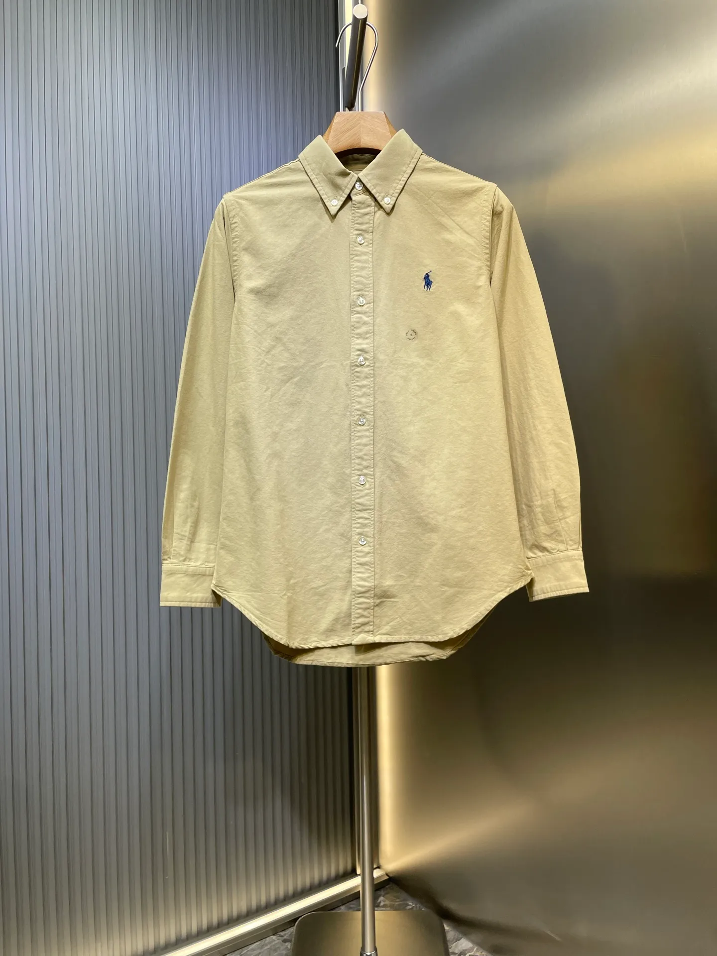 P370 Ralph Lauren 🌟 War Horse solid color shirt, macaron color, white upper body, loose fit, contrasting embroidery design on the cuffs and chest, button closure, can be paired with a skirt of the same color Size: xs-xl
